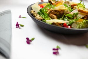 salad with edible flowers